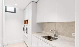 Villa de lujo con diseño moderno-mediterráneo, lista para entrar a vivir, en venta en una popular zona de golf en Nueva Andalucía, Marbella 774547 