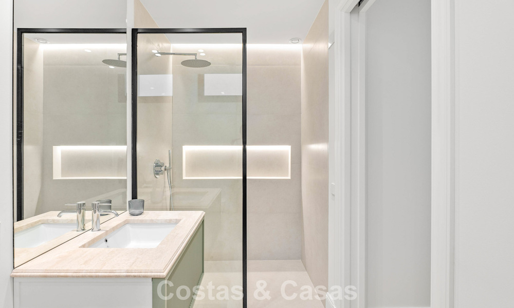 Villa de lujo con diseño moderno-mediterráneo, lista para entrar a vivir, en venta en una popular zona de golf en Nueva Andalucía, Marbella 774548