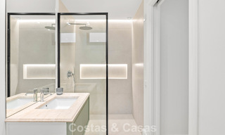 Villa de lujo con diseño moderno-mediterráneo, lista para entrar a vivir, en venta en una popular zona de golf en Nueva Andalucía, Marbella 774548 