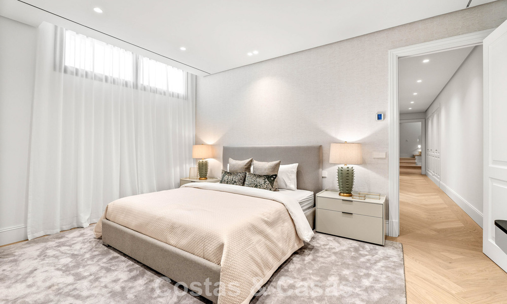 Villa de lujo con diseño moderno-mediterráneo, lista para entrar a vivir, en venta en una popular zona de golf en Nueva Andalucía, Marbella 774550