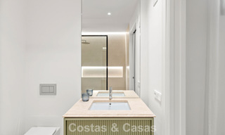 Villa de lujo con diseño moderno-mediterráneo, lista para entrar a vivir, en venta en una popular zona de golf en Nueva Andalucía, Marbella 774551 