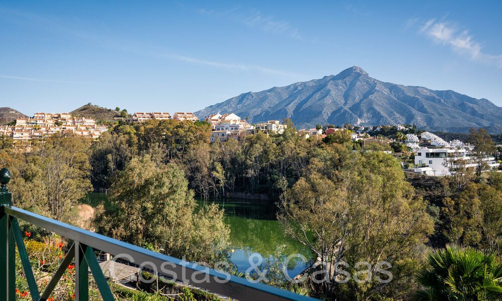 Sofisticado apartamento de lujo con vistas al lago, a la montaña y al mar en venta en Nueva Andalucía, Marbella 64465