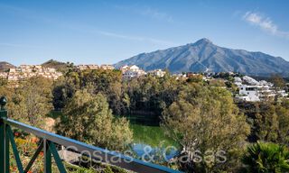 Sofisticado apartamento de lujo con vistas al lago, a la montaña y al mar en venta en Nueva Andalucía, Marbella 64465 