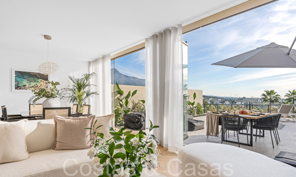 Sofisticado apartamento de lujo con vistas al lago, a la montaña y al mar en venta en Nueva Andalucía, Marbella 64480