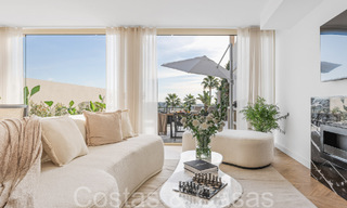 Sofisticado apartamento de lujo con vistas al lago, a la montaña y al mar en venta en Nueva Andalucía, Marbella 64482 