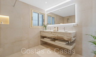 Sofisticado apartamento de lujo con vistas al lago, a la montaña y al mar en venta en Nueva Andalucía, Marbella 64488 