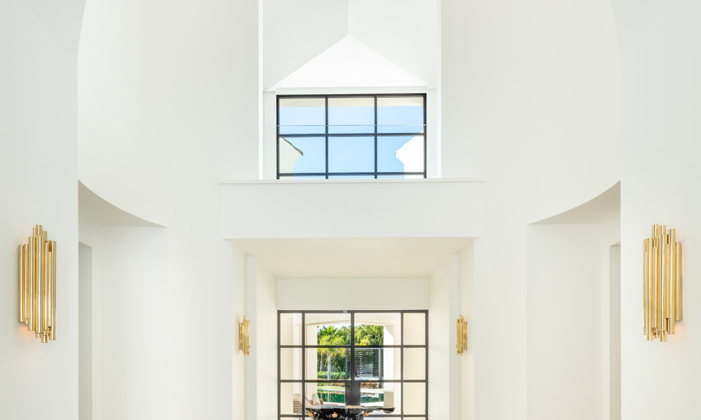 Impresionante villa de lujo con estilo arquitectónico mediterráneo moderno en venta, primera línea de golf en Nueva Andalucía, Marbella 64495