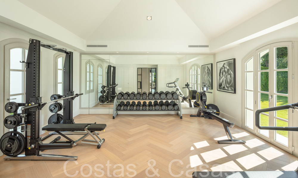 Impresionante villa de lujo con estilo arquitectónico mediterráneo moderno en venta, primera línea de golf en Nueva Andalucía, Marbella 64496