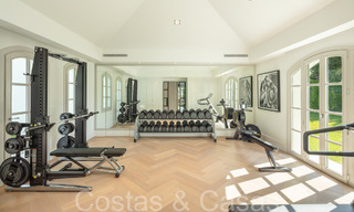 Impresionante villa de lujo con estilo arquitectónico mediterráneo moderno en venta, primera línea de golf en Nueva Andalucía, Marbella 64496 