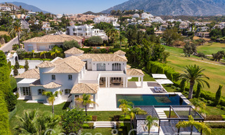 Impresionante villa de lujo con estilo arquitectónico mediterráneo moderno en venta, primera línea de golf en Nueva Andalucía, Marbella 64505 
