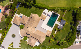 Impresionante villa de lujo con estilo arquitectónico mediterráneo moderno en venta, primera línea de golf en Nueva Andalucía, Marbella 64507 
