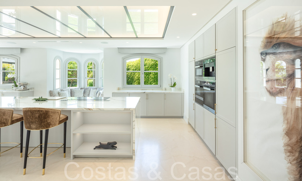 Impresionante villa de lujo con estilo arquitectónico mediterráneo moderno en venta, primera línea de golf en Nueva Andalucía, Marbella 64513