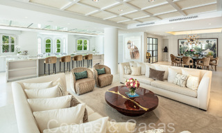 Impresionante villa de lujo con estilo arquitectónico mediterráneo moderno en venta, primera línea de golf en Nueva Andalucía, Marbella 64516 