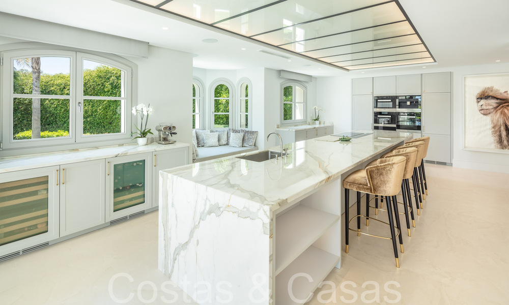 Impresionante villa de lujo con estilo arquitectónico mediterráneo moderno en venta, primera línea de golf en Nueva Andalucía, Marbella 64517