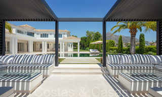 Impresionante villa de lujo con estilo arquitectónico mediterráneo moderno en venta, primera línea de golf en Nueva Andalucía, Marbella 64521 