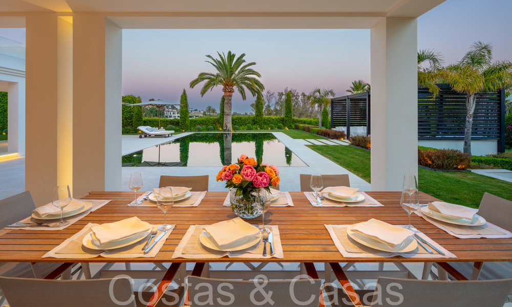 Impresionante villa de lujo con estilo arquitectónico mediterráneo moderno en venta, primera línea de golf en Nueva Andalucía, Marbella 64524