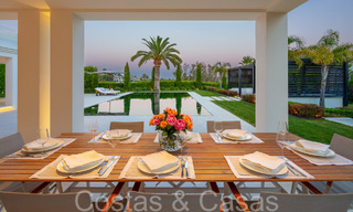 Impresionante villa de lujo con estilo arquitectónico mediterráneo moderno en venta, primera línea de golf en Nueva Andalucía, Marbella 64524 