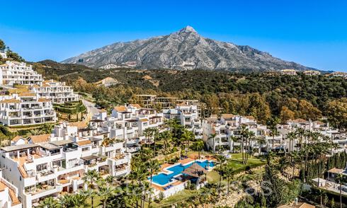 Encantador apartamento en venta con vistas panorámicas al valle y al mar en Nueva Andalucía, Marbella 64598