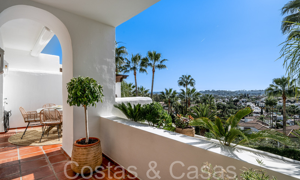 Encantador apartamento en venta con vistas panorámicas al valle y al mar en Nueva Andalucía, Marbella 64600