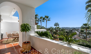 Encantador apartamento en venta con vistas panorámicas al valle y al mar en Nueva Andalucía, Marbella 64600 
