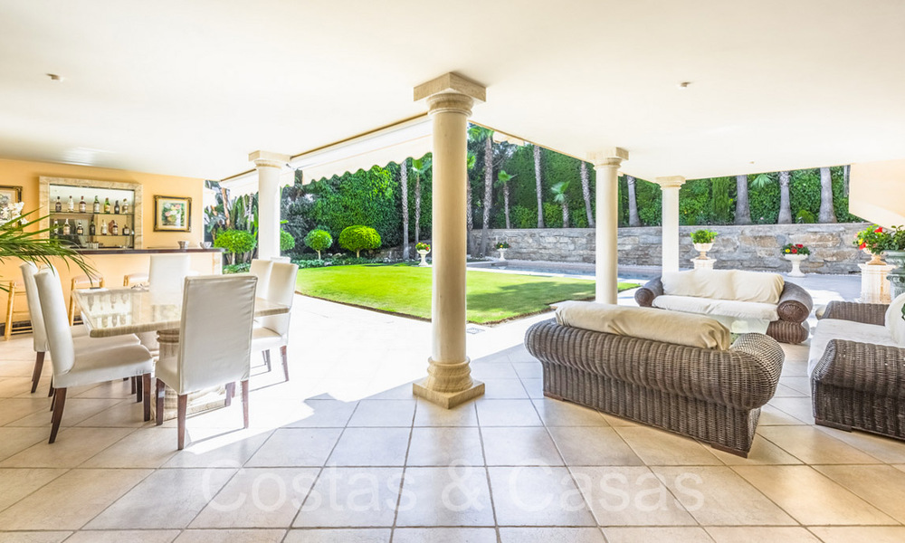 Villa de lujo tradicional con encanto andaluz en venta en Las Brisas en Nueva Andalucía, Marbella 64149