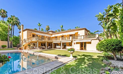 Villa de lujo tradicional con encanto andaluz en venta en Las Brisas en Nueva Andalucía, Marbella 64150