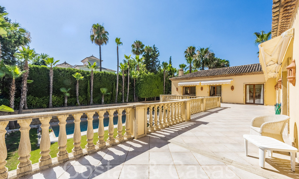 Villa de lujo tradicional con encanto andaluz en venta en Las Brisas en Nueva Andalucía, Marbella 64164