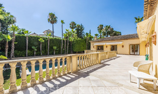 Villa de lujo tradicional con encanto andaluz en venta en Las Brisas en Nueva Andalucía, Marbella 64164 