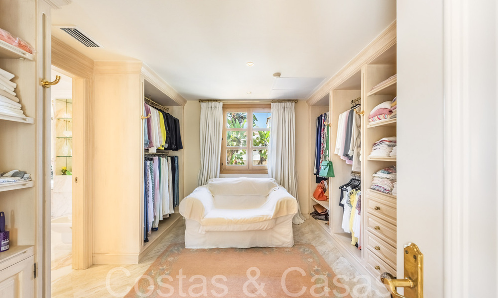 Villa de lujo tradicional con encanto andaluz en venta en Las Brisas en Nueva Andalucía, Marbella 64170