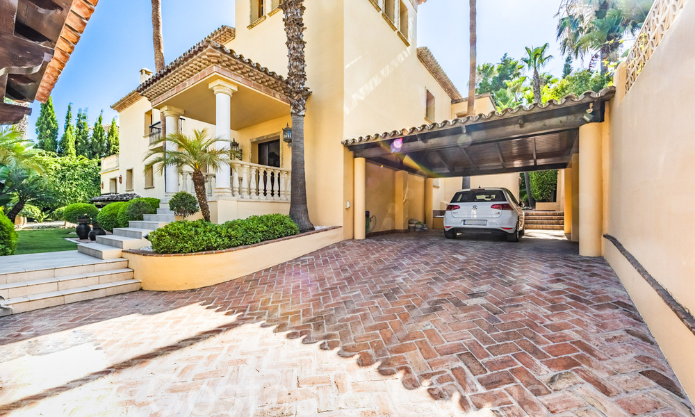 Villa de lujo tradicional con encanto andaluz en venta en Las Brisas en Nueva Andalucía, Marbella 64171