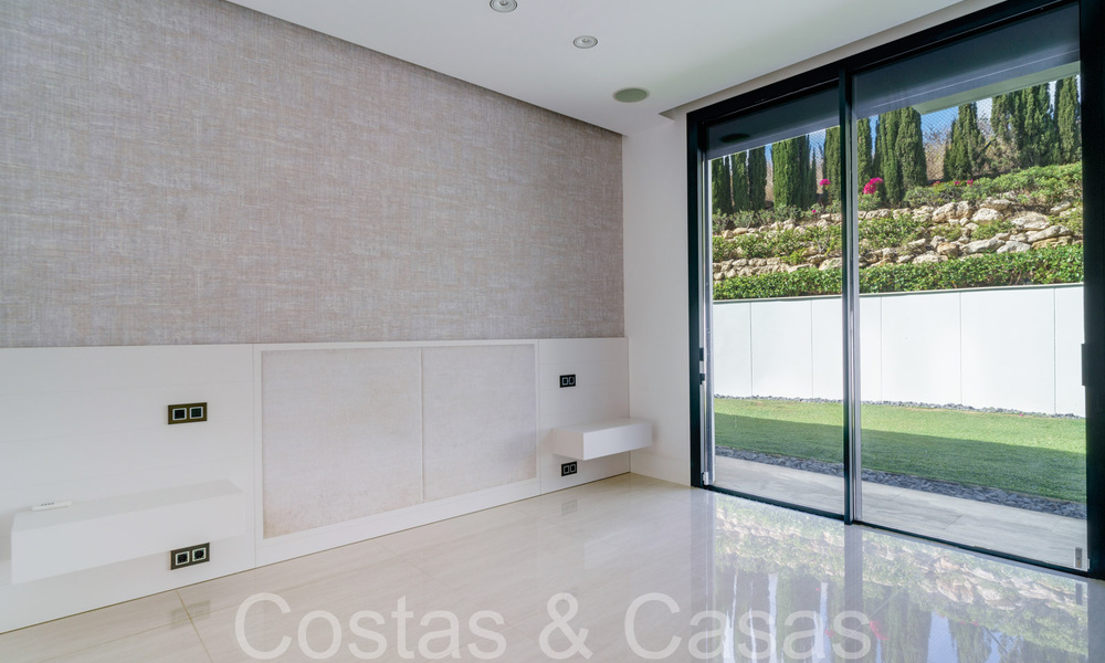 Nueva villa de lujo con estilo arquitectónico avanzado en venta en el valle del golf de Nueva Andalucía, Marbella 64527