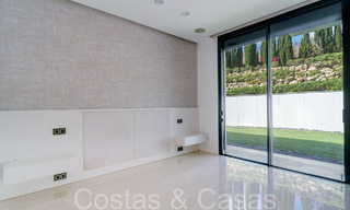 Nueva villa de lujo con estilo arquitectónico avanzado en venta en el valle del golf de Nueva Andalucía, Marbella 64527 