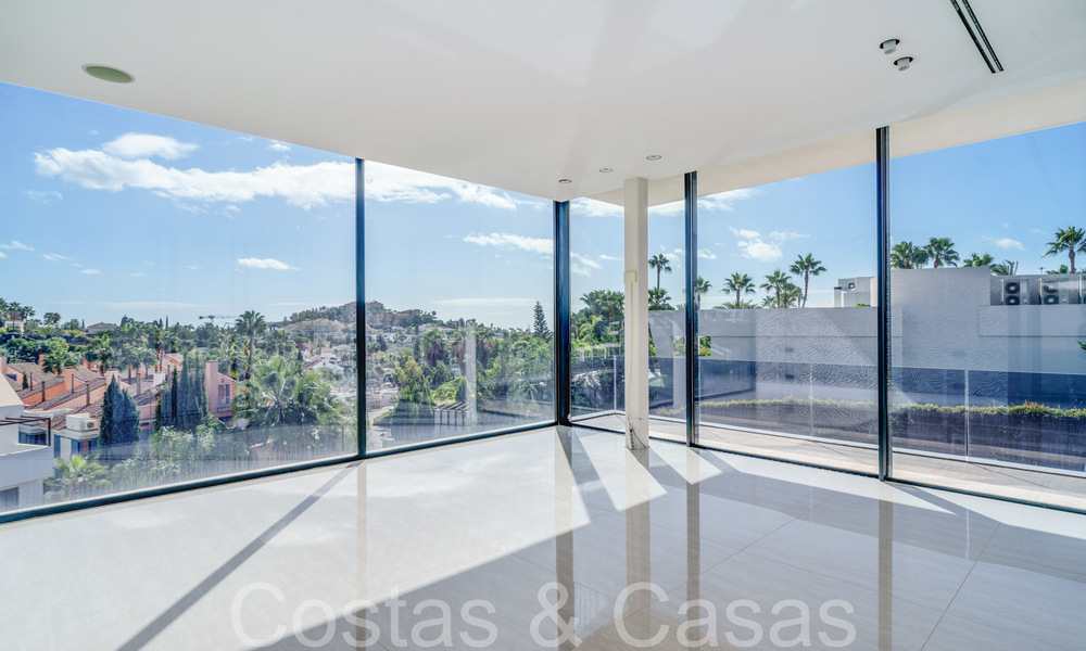 Nueva villa de lujo con estilo arquitectónico avanzado en venta en el valle del golf de Nueva Andalucía, Marbella 64528