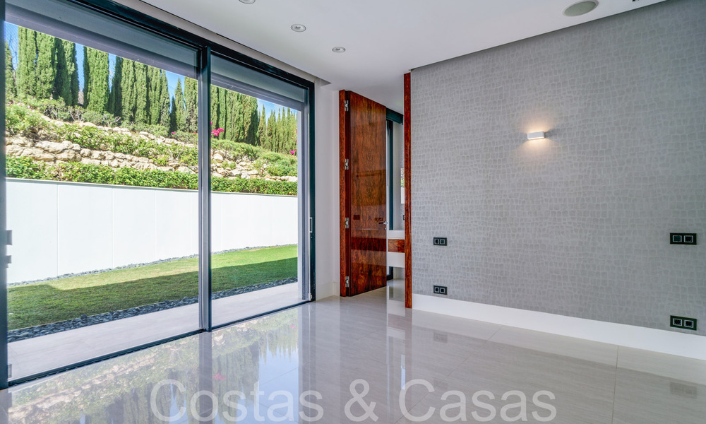 Nueva villa de lujo con estilo arquitectónico avanzado en venta en el valle del golf de Nueva Andalucía, Marbella 64529