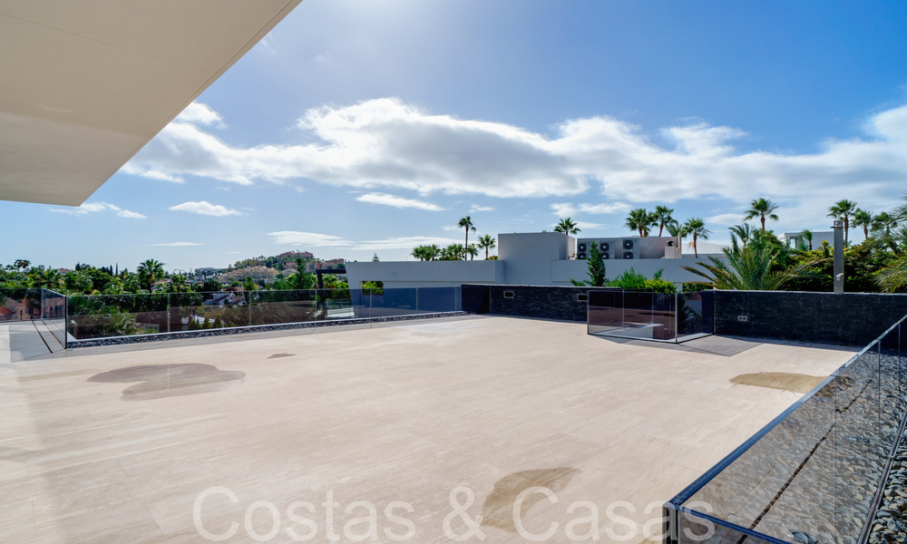 Nueva villa de lujo con estilo arquitectónico avanzado en venta en el valle del golf de Nueva Andalucía, Marbella 64530