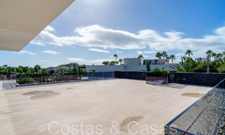 Nueva villa de lujo con estilo arquitectónico avanzado en venta en el valle del golf de Nueva Andalucía, Marbella 64530 