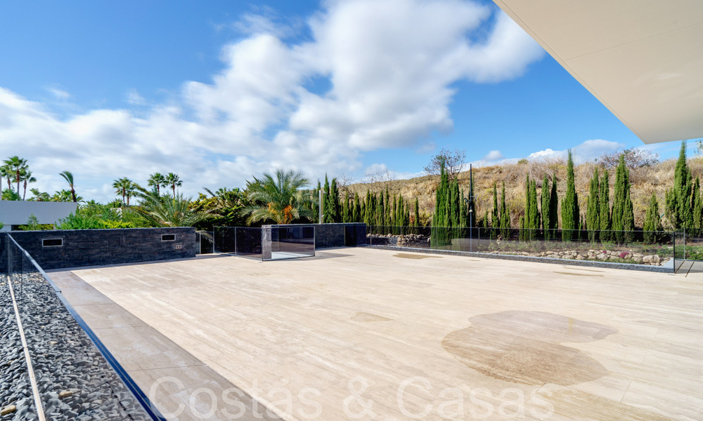 Nueva villa de lujo con estilo arquitectónico avanzado en venta en el valle del golf de Nueva Andalucía, Marbella 64531