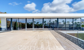 Nueva villa de lujo con estilo arquitectónico avanzado en venta en el valle del golf de Nueva Andalucía, Marbella 64533 