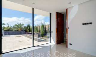 Nueva villa de lujo con estilo arquitectónico avanzado en venta en el valle del golf de Nueva Andalucía, Marbella 64536 