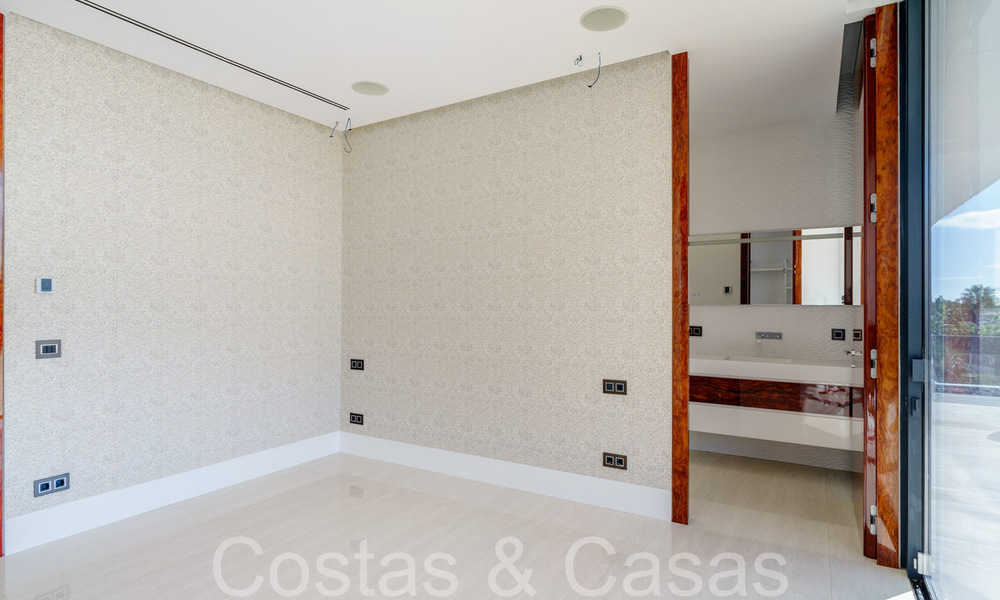 Nueva villa de lujo con estilo arquitectónico avanzado en venta en el valle del golf de Nueva Andalucía, Marbella 64537