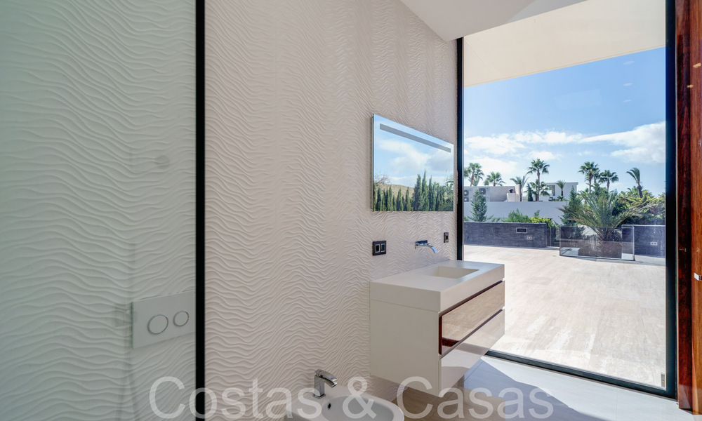 Nueva villa de lujo con estilo arquitectónico avanzado en venta en el valle del golf de Nueva Andalucía, Marbella 64540