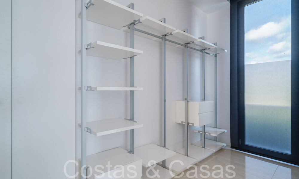 Nueva villa de lujo con estilo arquitectónico avanzado en venta en el valle del golf de Nueva Andalucía, Marbella 64542