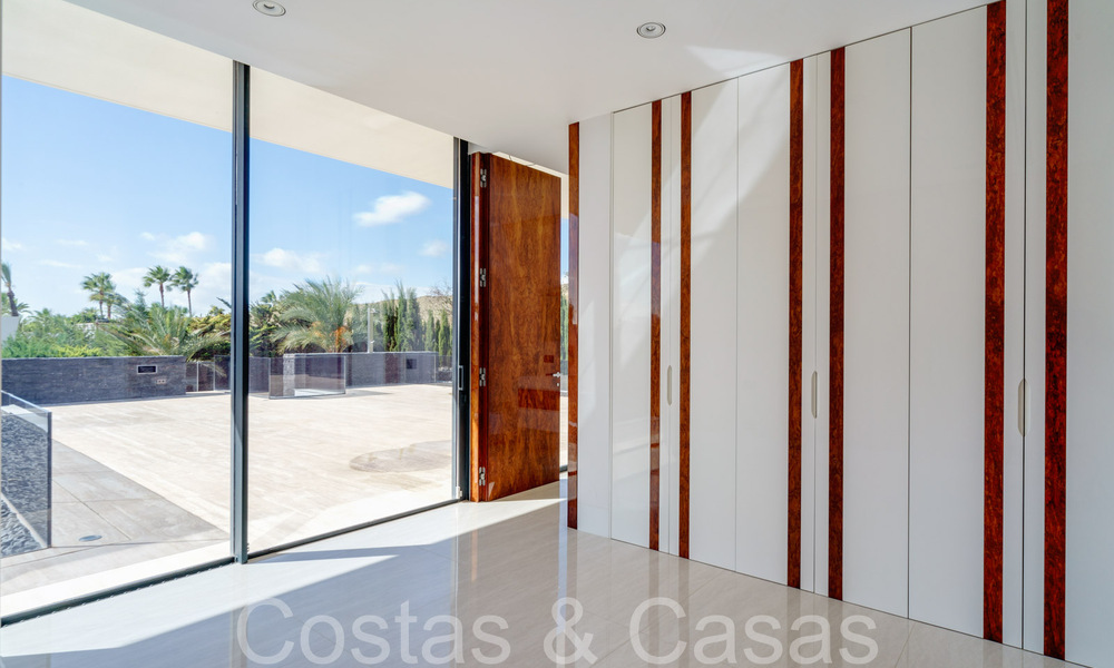 Nueva villa de lujo con estilo arquitectónico avanzado en venta en el valle del golf de Nueva Andalucía, Marbella 64545