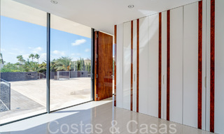 Nueva villa de lujo con estilo arquitectónico avanzado en venta en el valle del golf de Nueva Andalucía, Marbella 64545 