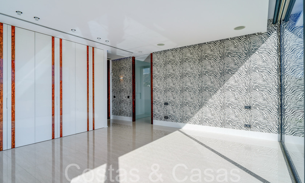 Nueva villa de lujo con estilo arquitectónico avanzado en venta en el valle del golf de Nueva Andalucía, Marbella 64549