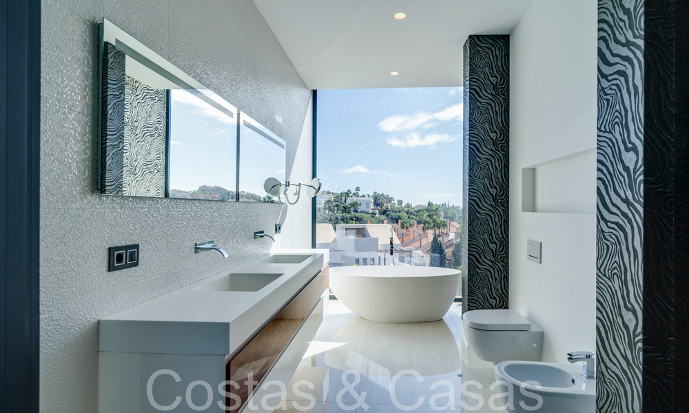 Nueva villa de lujo con estilo arquitectónico avanzado en venta en el valle del golf de Nueva Andalucía, Marbella 64550