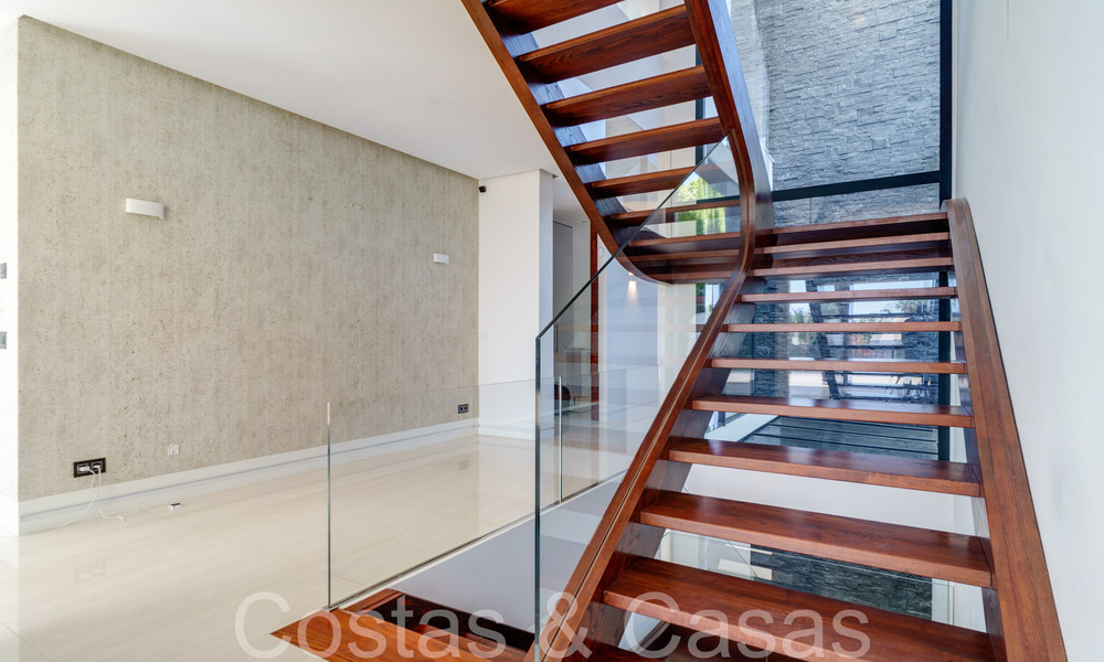 Nueva villa de lujo con estilo arquitectónico avanzado en venta en el valle del golf de Nueva Andalucía, Marbella 64553