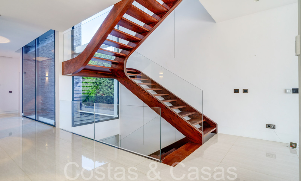 Nueva villa de lujo con estilo arquitectónico avanzado en venta en el valle del golf de Nueva Andalucía, Marbella 64554