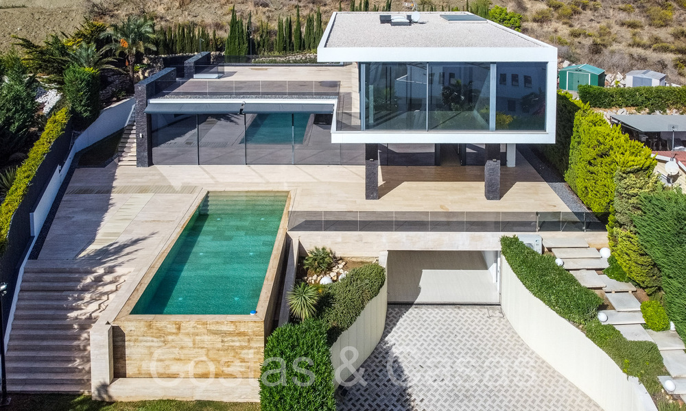 Nueva villa de lujo con estilo arquitectónico avanzado en venta en el valle del golf de Nueva Andalucía, Marbella 64557
