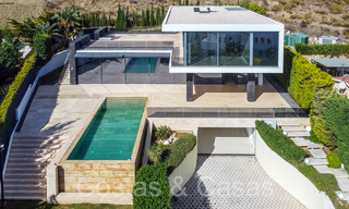 Nueva villa de lujo con estilo arquitectónico avanzado en venta en el valle del golf de Nueva Andalucía, Marbella 64557 